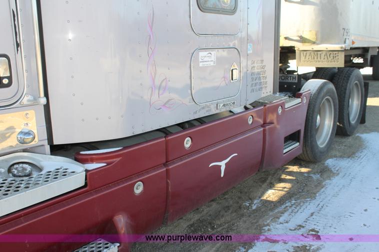 image for item H7254 2006 Kenworth T600 semi truck