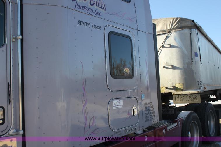 image for item H7254 2006 Kenworth T600 semi truck