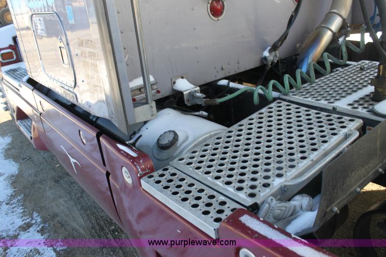 image for item H7254 2006 Kenworth T600 semi truck