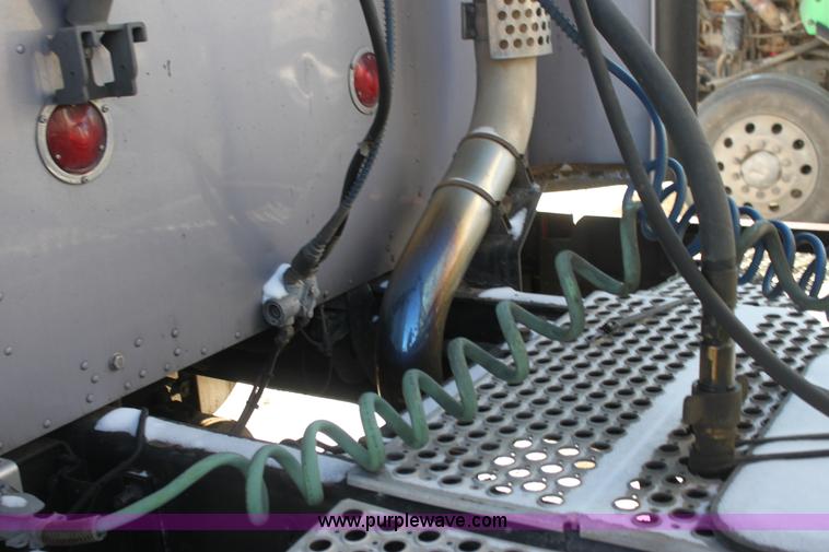 image for item H7254 2006 Kenworth T600 semi truck