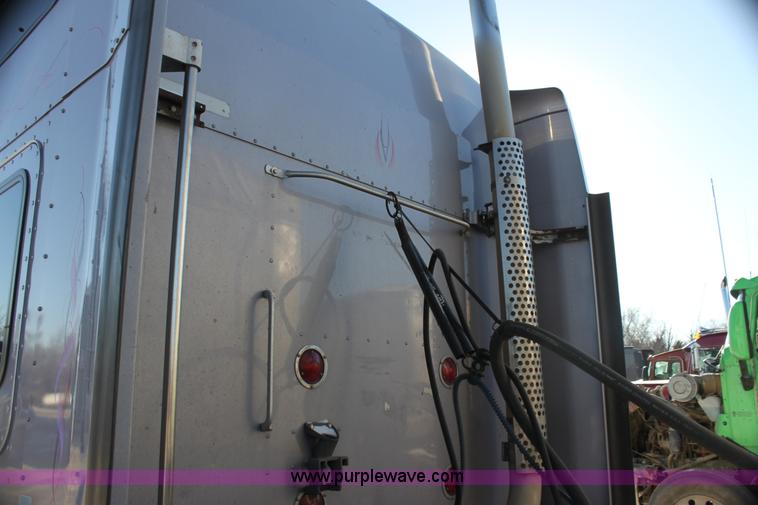 image for item H7254 2006 Kenworth T600 semi truck