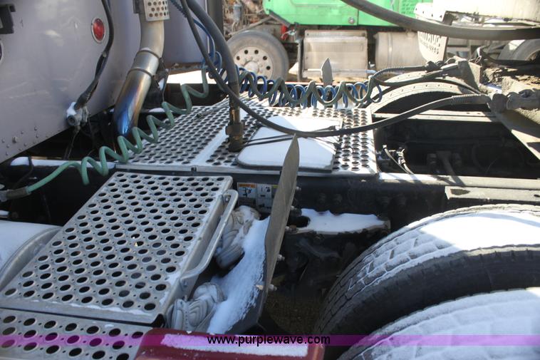 image for item H7254 2006 Kenworth T600 semi truck