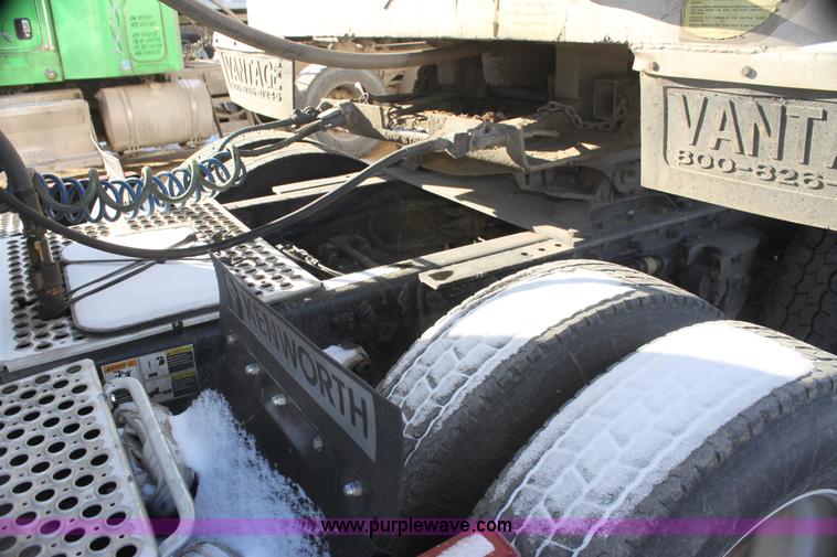 image for item H7254 2006 Kenworth T600 semi truck