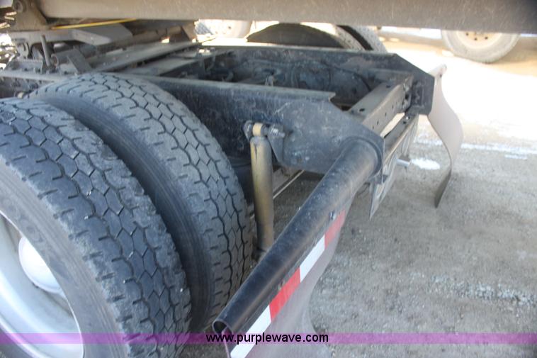 image for item H7254 2006 Kenworth T600 semi truck