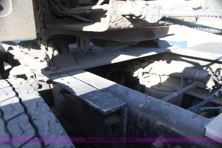 image for item H7254 2006 Kenworth T600 semi truck