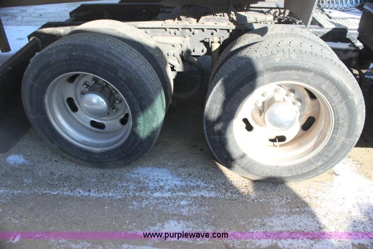 image for item H7254 2006 Kenworth T600 semi truck