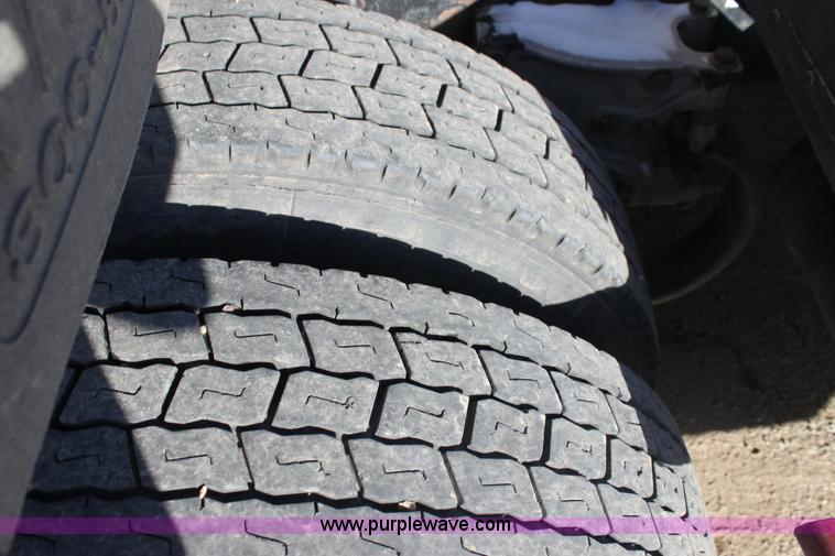 image for item H7254 2006 Kenworth T600 semi truck