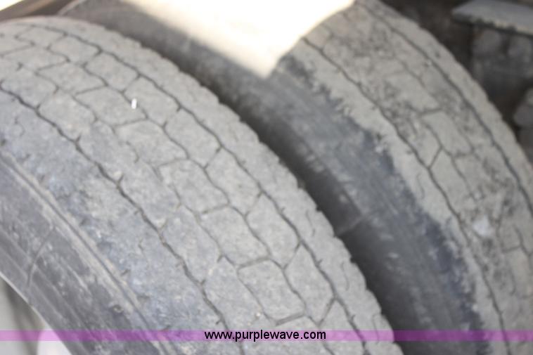 image for item H7254 2006 Kenworth T600 semi truck