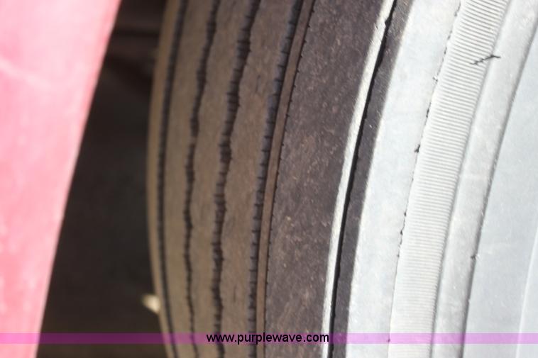 image for item H7254 2006 Kenworth T600 semi truck