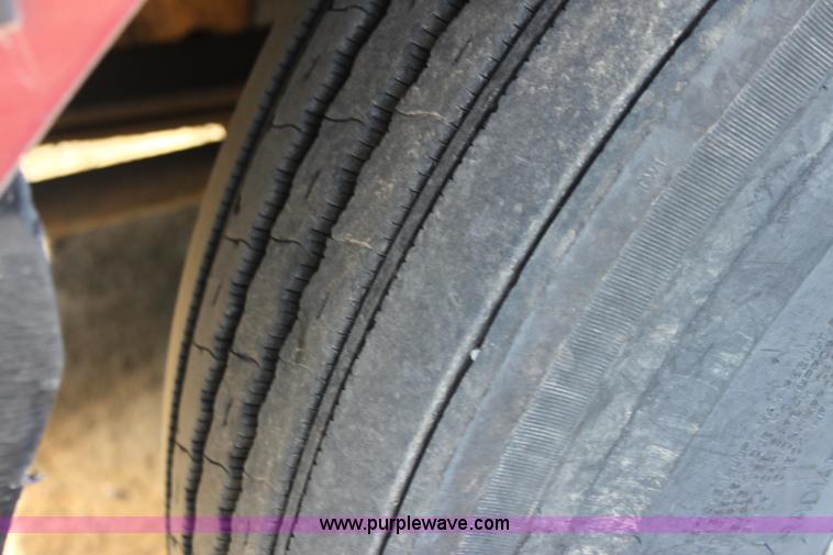 image for item H7254 2006 Kenworth T600 semi truck