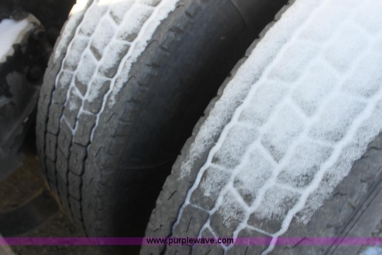 image for item H7254 2006 Kenworth T600 semi truck