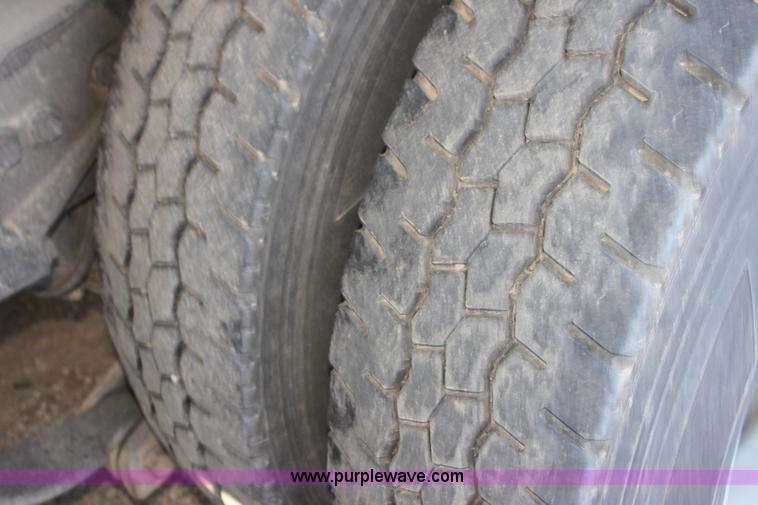 image for item H7254 2006 Kenworth T600 semi truck