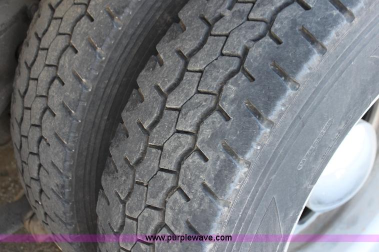 image for item H7254 2006 Kenworth T600 semi truck