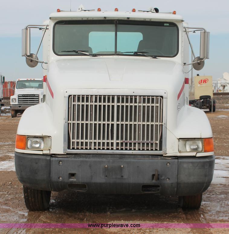 image for item H8354 1995 International 9400 semi truck
