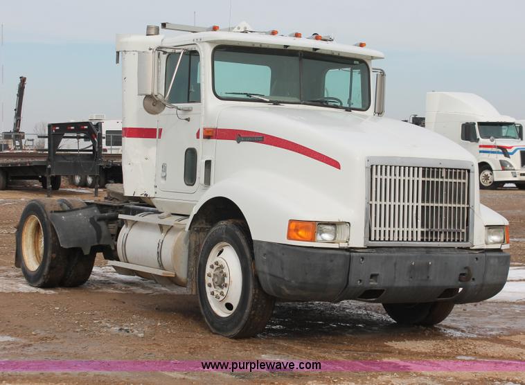 image for item H8354 1995 International 9400 semi truck