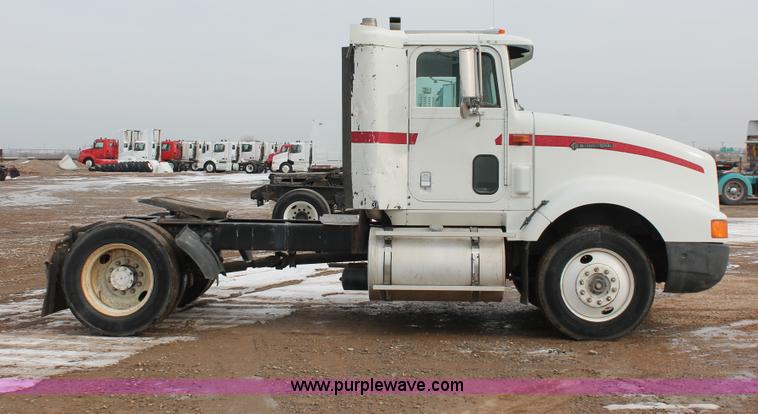 image for item H8354 1995 International 9400 semi truck