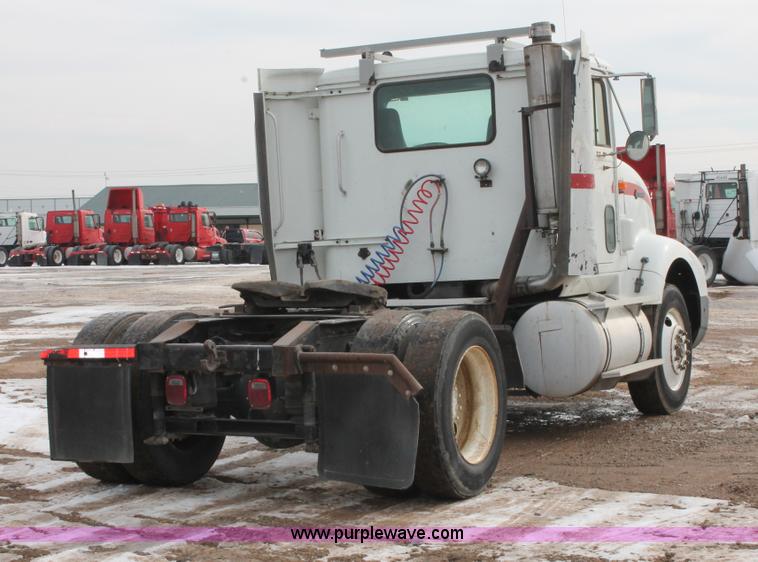 image for item H8354 1995 International 9400 semi truck