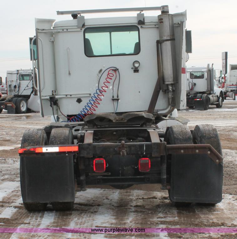 image for item H8354 1995 International 9400 semi truck