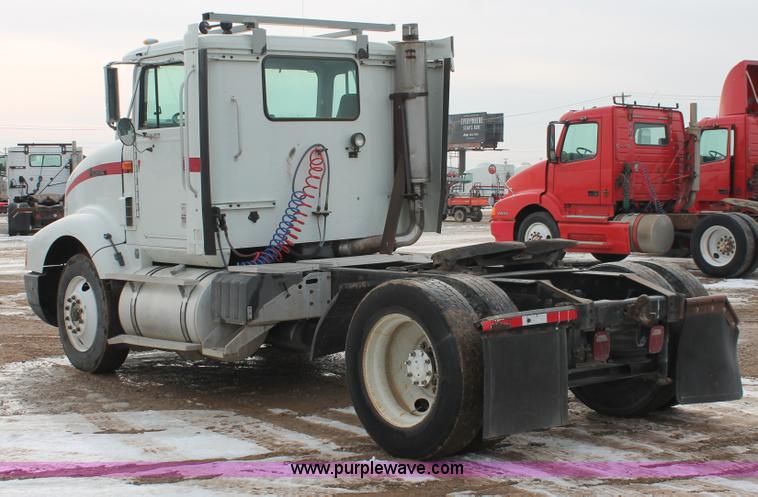 image for item H8354 1995 International 9400 semi truck