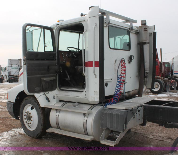 image for item H8354 1995 International 9400 semi truck