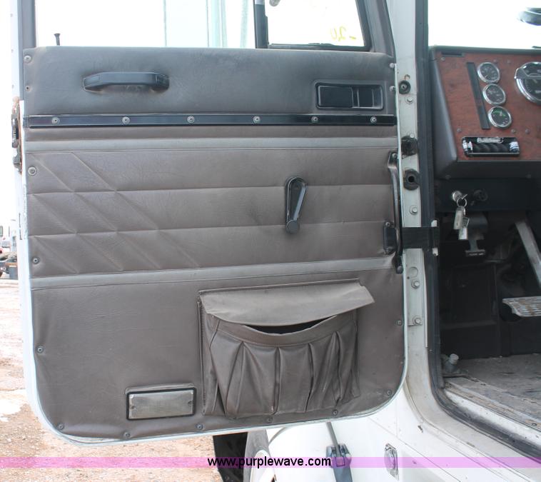 image for item H8354 1995 International 9400 semi truck