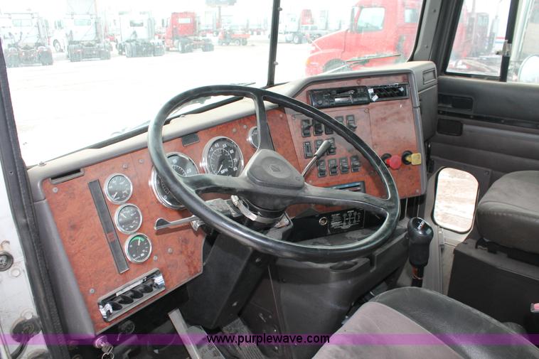 image for item H8354 1995 International 9400 semi truck