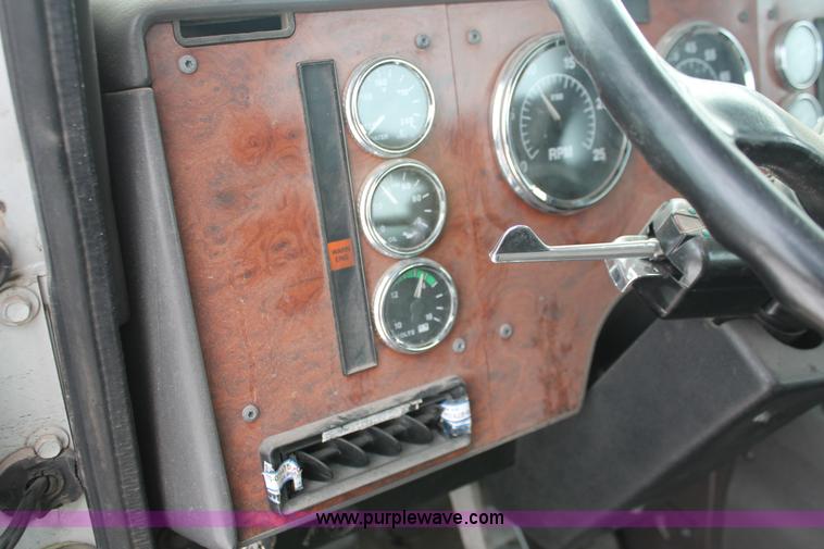 image for item H8354 1995 International 9400 semi truck