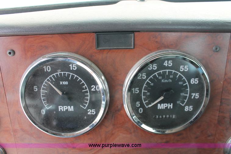 image for item H8354 1995 International 9400 semi truck