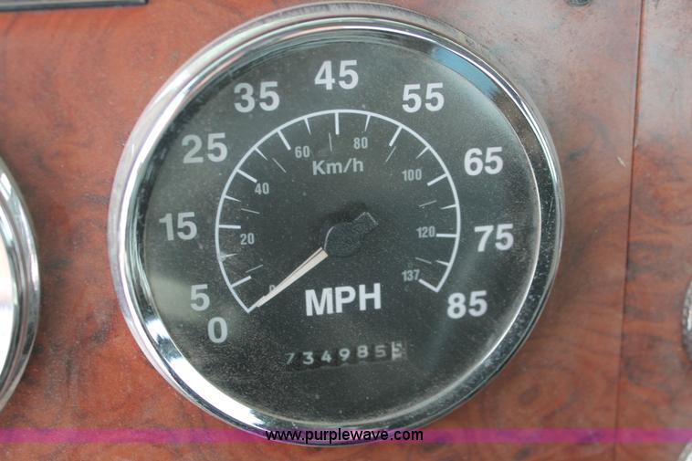 image for item H8354 1995 International 9400 semi truck