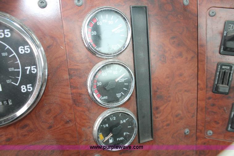 image for item H8354 1995 International 9400 semi truck