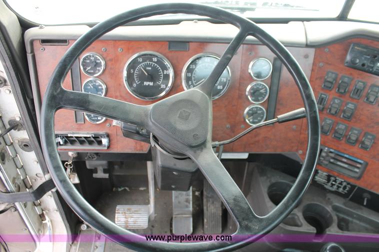 image for item H8354 1995 International 9400 semi truck