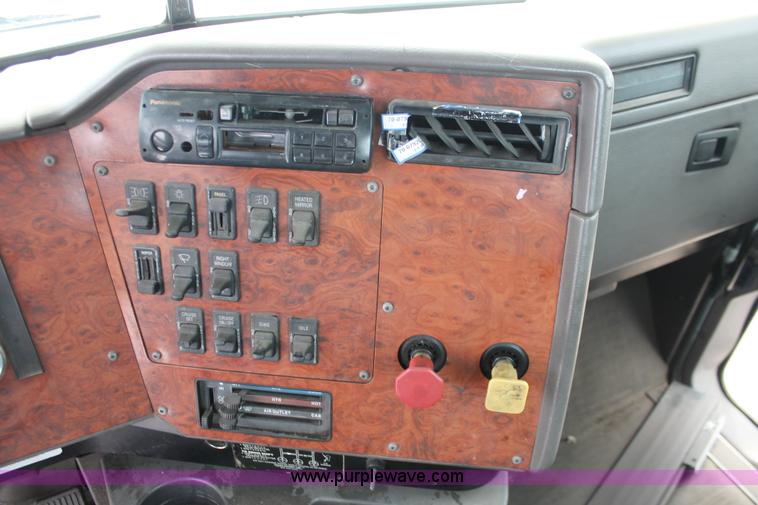 image for item H8354 1995 International 9400 semi truck