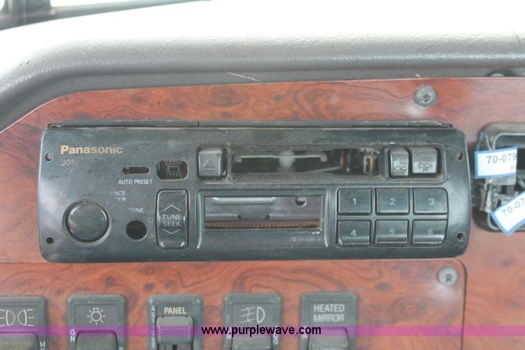 image for item H8354 1995 International 9400 semi truck