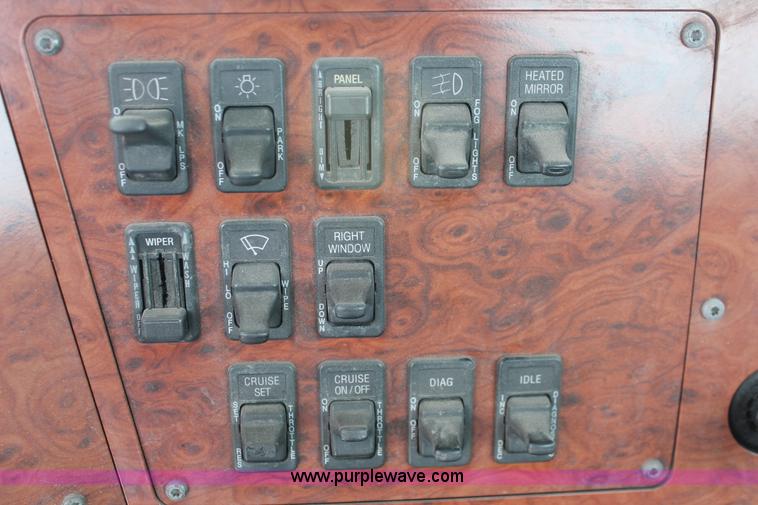 image for item H8354 1995 International 9400 semi truck