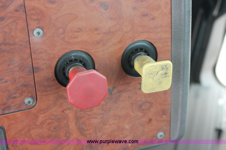 image for item H8354 1995 International 9400 semi truck