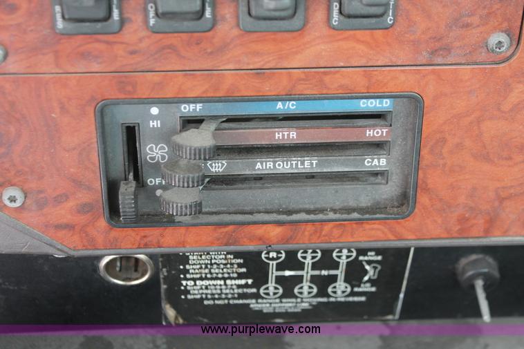 image for item H8354 1995 International 9400 semi truck