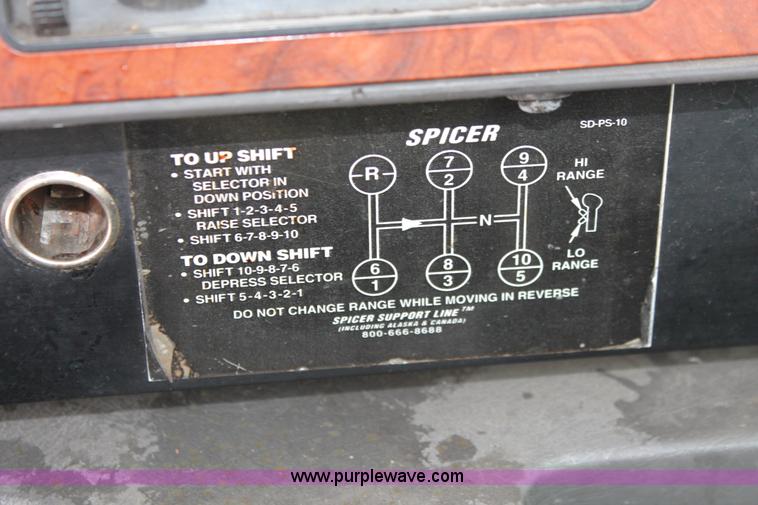 image for item H8354 1995 International 9400 semi truck