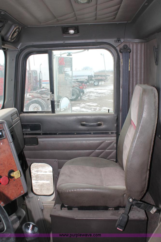 image for item H8354 1995 International 9400 semi truck