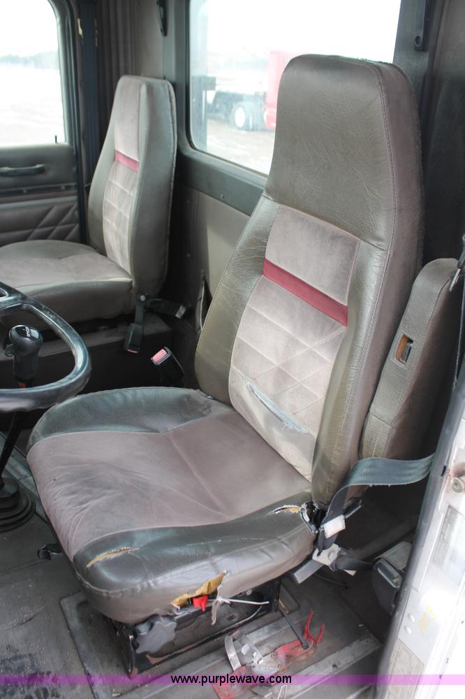 image for item H8354 1995 International 9400 semi truck