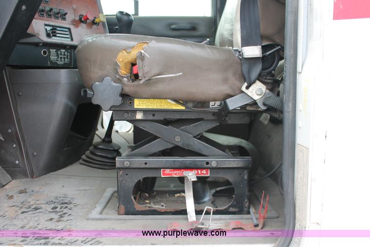 image for item H8354 1995 International 9400 semi truck