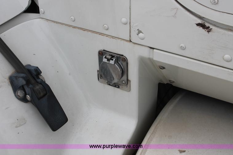 image for item H8354 1995 International 9400 semi truck