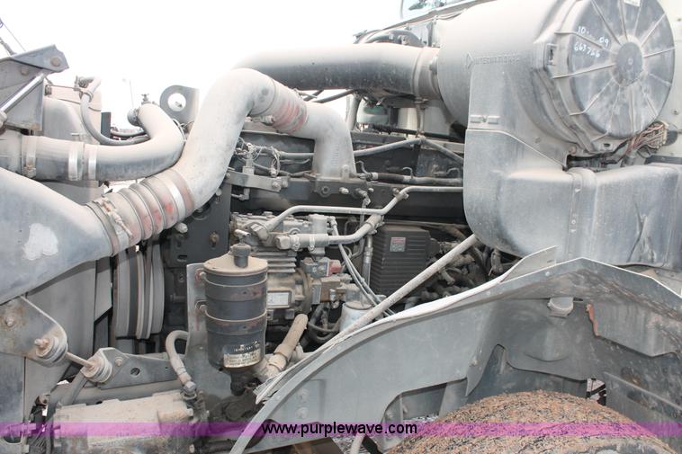 image for item H8354 1995 International 9400 semi truck