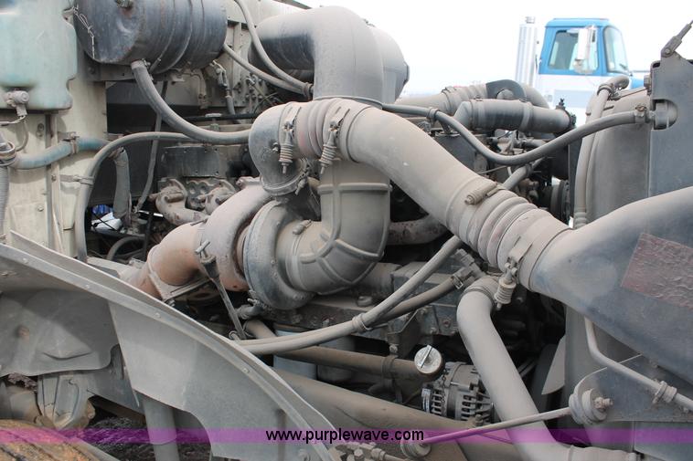 image for item H8354 1995 International 9400 semi truck