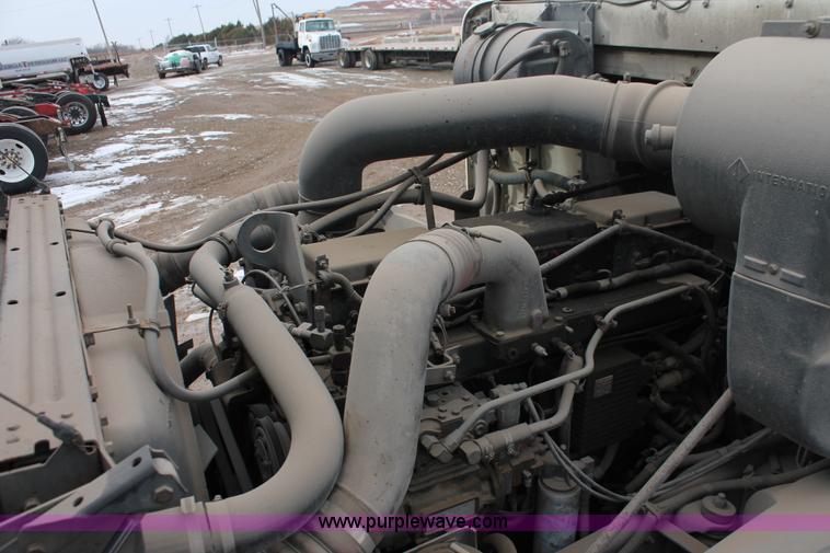 image for item H8354 1995 International 9400 semi truck