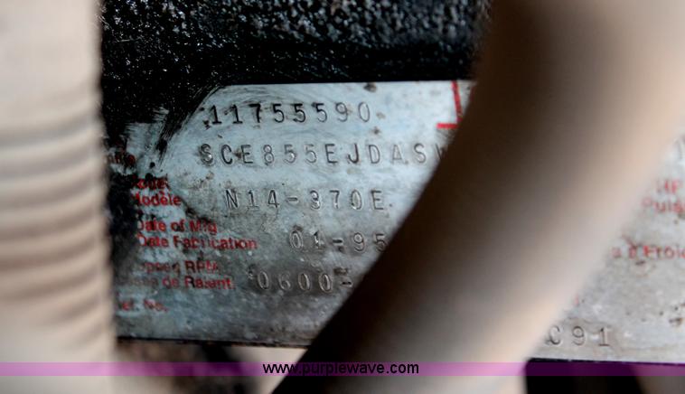 image for item H8354 1995 International 9400 semi truck