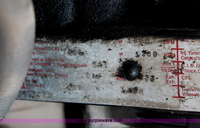 image for item H8354 1995 International 9400 semi truck