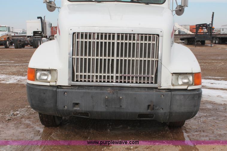 image for item H8354 1995 International 9400 semi truck