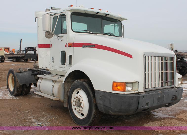 image for item H8354 1995 International 9400 semi truck