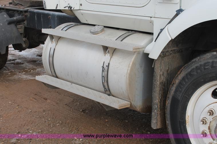 image for item H8354 1995 International 9400 semi truck