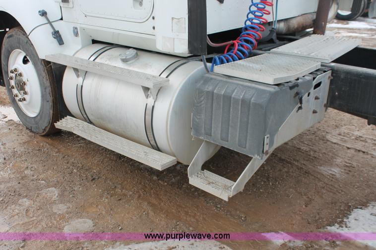 image for item H8354 1995 International 9400 semi truck